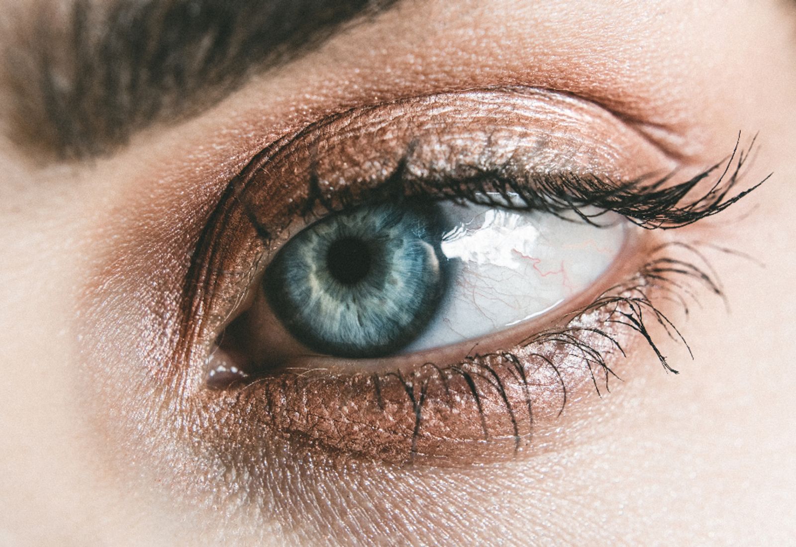 Yeux · eye liner — après